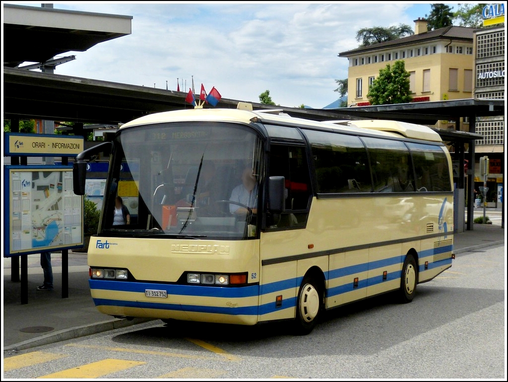 Am Bahnhof von Locarno wurde dieser Neoplan von mir auf dem Chip festgehalten.  23.05.2012