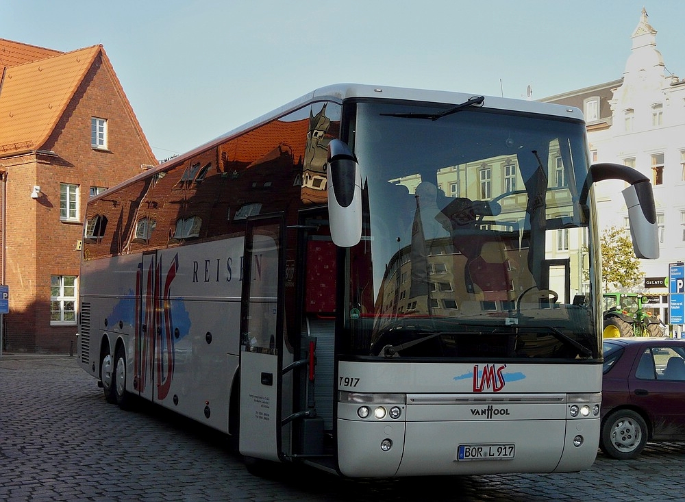 Am Bahnhof von Stralsund wartet dieser VamHool T915 Bus von LMS Reisen auf seine Fahrgste. 20.09.2011.