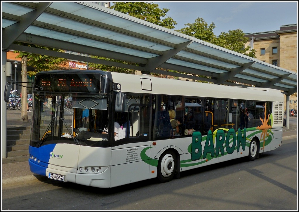 Am Busbahnhof von Saarbrcken hielt dieser Solarisbus kurz an um Fahrgste aufzunehmen und setzte danach seine Fahrt fort. 18.09.2012