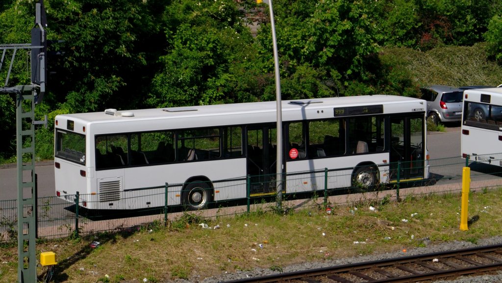 Am Hauptbahnhof in Grnstadt war am 18.5.12 dieser Mercedes-Benz O405 N von Busverkehr Zipper GmbH abgestellt. Dieser Bus ist fr den berlandverkehr, in dem er eingesetzt wird, optimiert, da die Sitze in diesen O 405 N2, bei dem normalerweise podestfrei gebaut wurde, auf Podesten montiert sind.