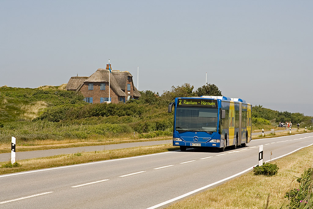 Am Haus Hanna in den Dnen zwischen Westerland und Rantum war am 14. Juni 2009 der NF-SV 201 auf der Linie 2 von Westerland nach Hrnum unterwegs.