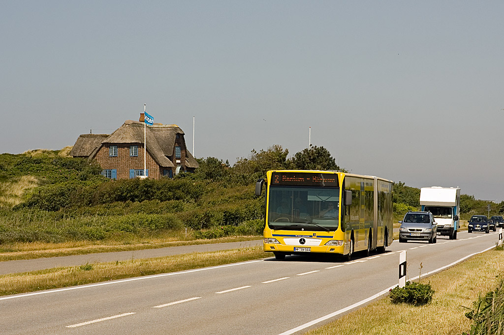Am Haus Hanna in den Dnen zwischen Westerland und Rantum war am 14. Juni 2009 der NF-SV 511 auf der Linie 2 von Westerland nach Hrnum unterwegs.