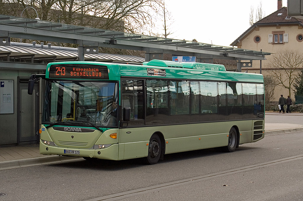 Am Nachmittag des 2. Februar 2008 stand der BAD-RR 125 zur Abfahrt auf der Linie 243 am Bahnhof im Baden-Badener Ortteil Oos nach Kuppenheim bereit. Auf der Linie 243 ist der Bus im Auftrag von RVS Sdwestbus unterwegs.