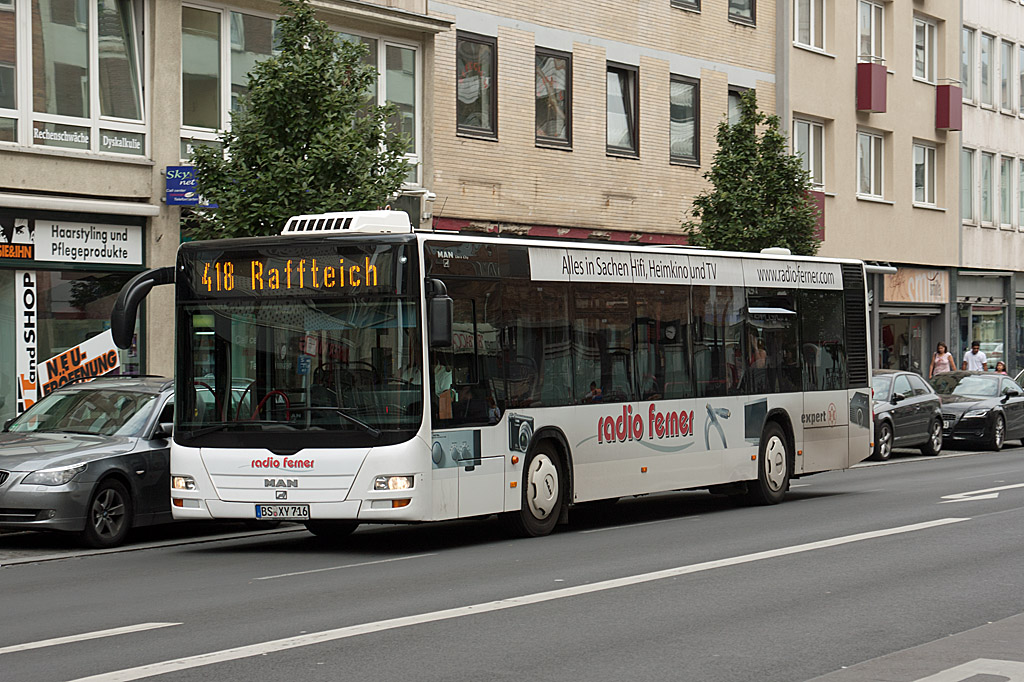 An der Haltestelle Rathaus in der Braunschweiger Innenstadt war am 8. August 2010 der BS-ZX 505 auf der Linie 418 nach Raffteich unterwegs. Neben den Busverkehr betreibt die Braunschweiger Verkehrs AG auch die Straenbahn in Braunschweig.