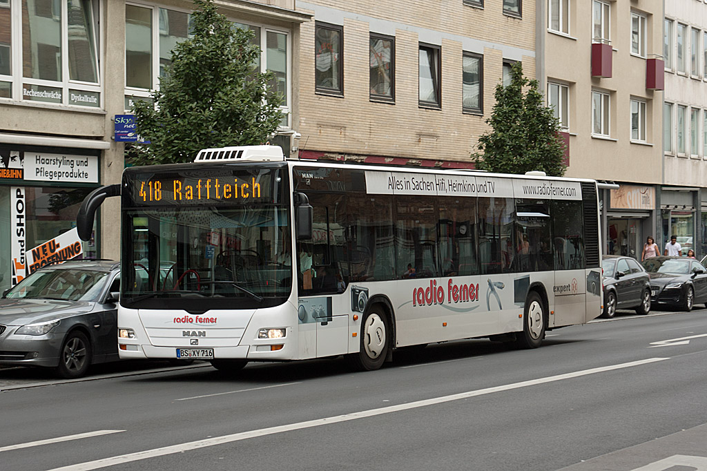 An der Haltestelle Rathaus in der Braunschweiger Innenstadt war am 8. August 2010 der BS-ZX 505 auf der Linie 418 nach Raffteich unterwegs. Neben den Busverkehr betreibt die Braunschweiger Verkehrs AG auch die Straßenbahn in Braunschweig.