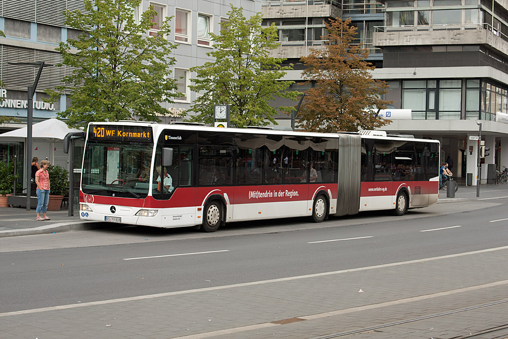 An der Haltstelle am Rathaus von Braunschweig stand am 8. August 2010 der BS-YX 818 zur Abfahrt zum Kornmarkt in Wolfenbttel bereit.