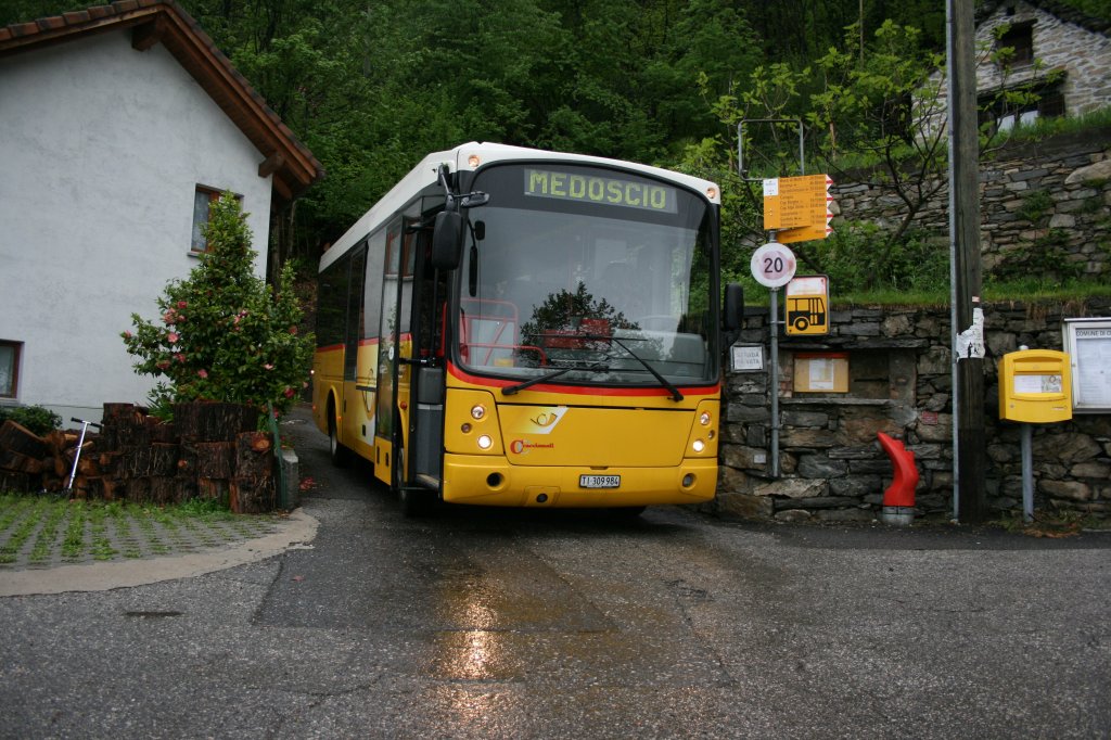 Anfang 2006 einer der ersten solchen Wagen bei der Post: TI 309'984, ein Cacciamali TCI840 von PU Starnini Tenero, bei der Endstation Medoscio. 06.05.2010