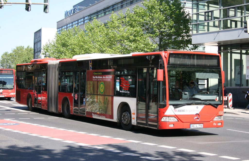 ASEAG 132 (AC L 796) mit ASEAG Eigenwerbung.
Aachen Bushof, 4.6.2010.
