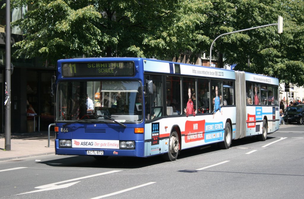 ASEAG 864 (AC L 872) macht Werbung fr Netaachen.
Aachen Theaterplatz, 4.6.2010.