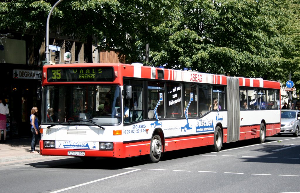 ASEAG 891 (AC L 204) macht Werbung fr Bscher.
aachen Theaterplatz, 4.6.2010. 