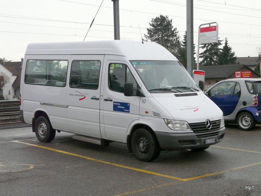 asm - Mercedes Kleinbus Nr.10  BE 378895 bei der Haltestelle neben dem Bahnhof Niederbipp am 06.12.2009