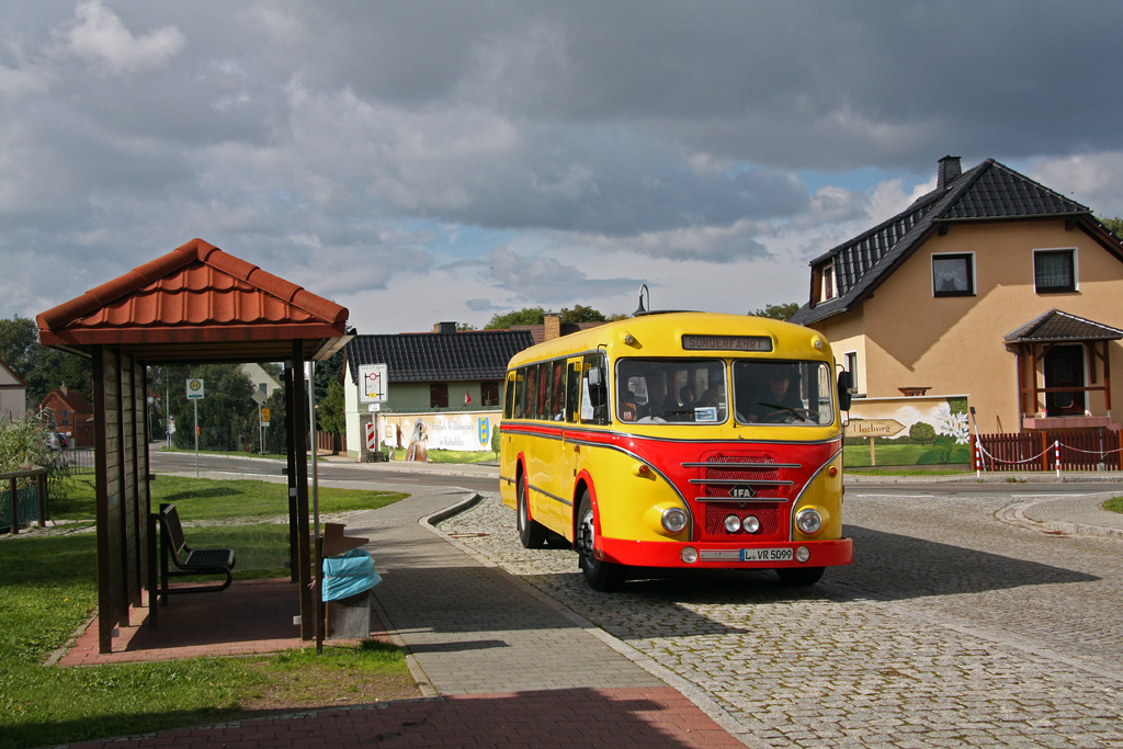 Auch auf der Rckfahrt gab es einen Fotohalt in Ktschlitz, Danke an das freundliche und patente Buspersonal(Fahrer und Schaffner), 18.09.2010.