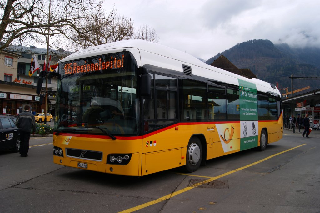 Auch im Berneroberland sind Hybrid Postautos unterwegs. Volvo Hybrid Bus auf der Linie 105 am Bahnhof Interlaken West. Die Aufnahme stammt vom 13.04.2012.