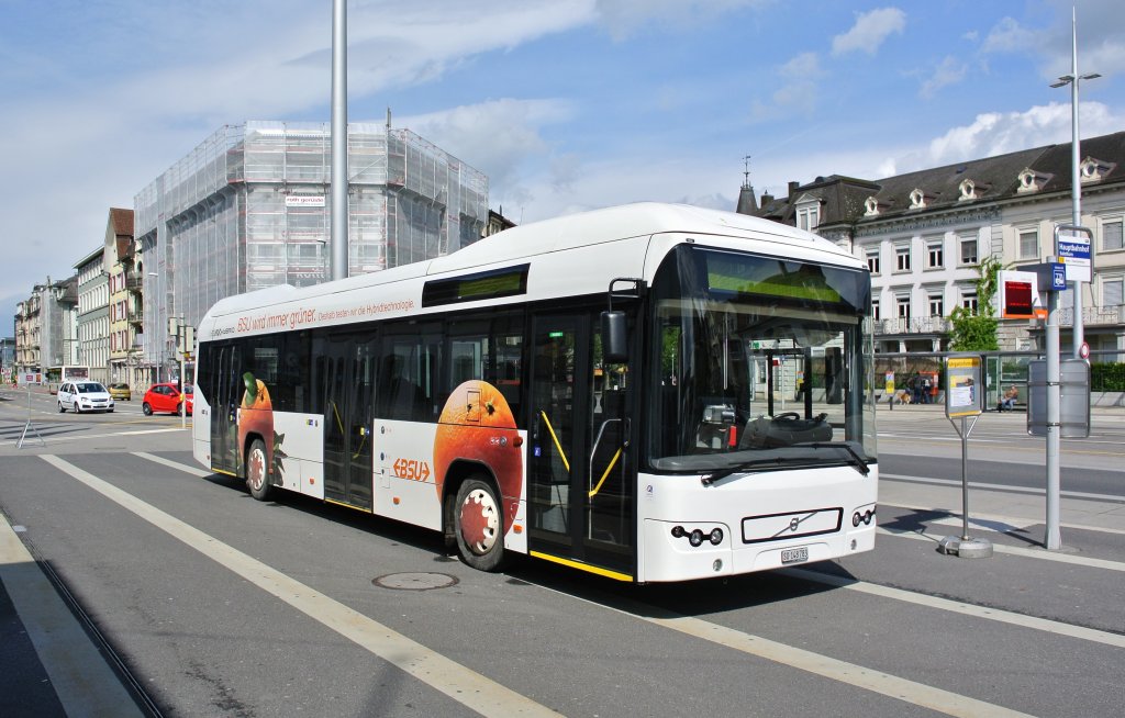 Auch die BSU testen einen Hybridbus. Fr 3 Jahre (2011-2014) wurde dieser Volvo 7700 Hybrid gemietet, er ist als Fahrzeug Nr. 83 im Einsatz. Solothurn Hauptbahnhof, 26.05.2013.