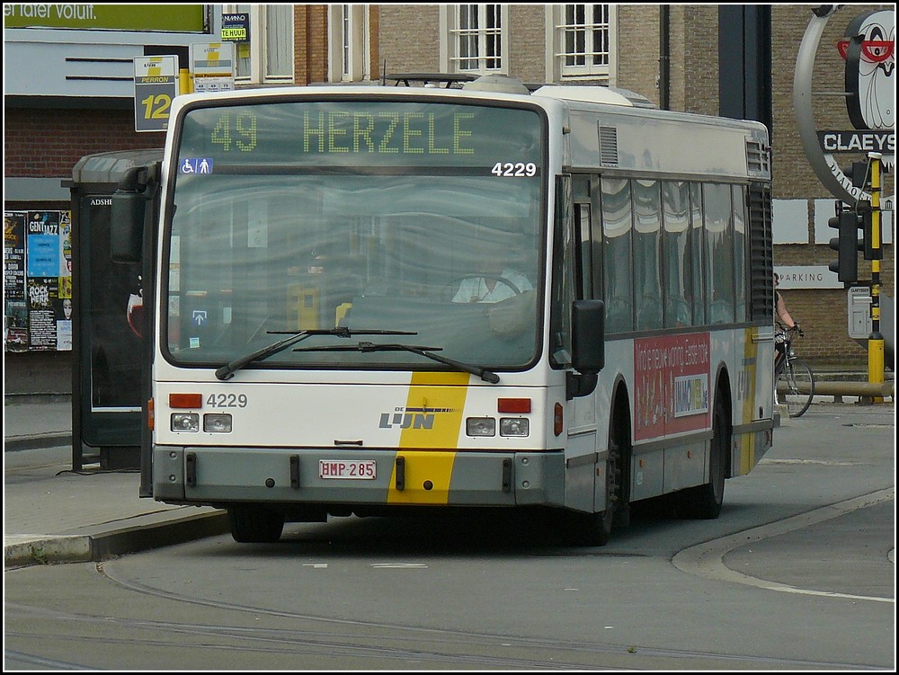 Auch diesen Bus der Marke Van Hool A330, von dem Betrieb De Lijn habe ich am 10.07.2010 in Gent aufgenommen.