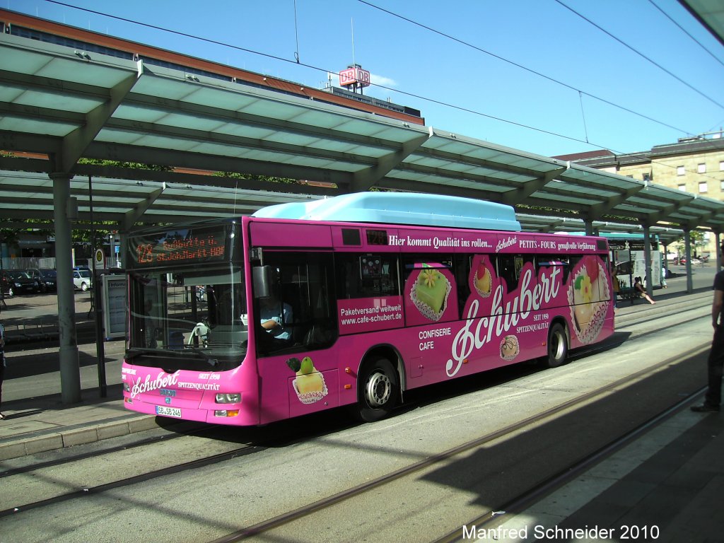 Auch ein MAN Lions City trgt die neue Cafe Schubert Werbung. Die Aufnahme des Foto war am 16.07.2010 in Saarbrcken.