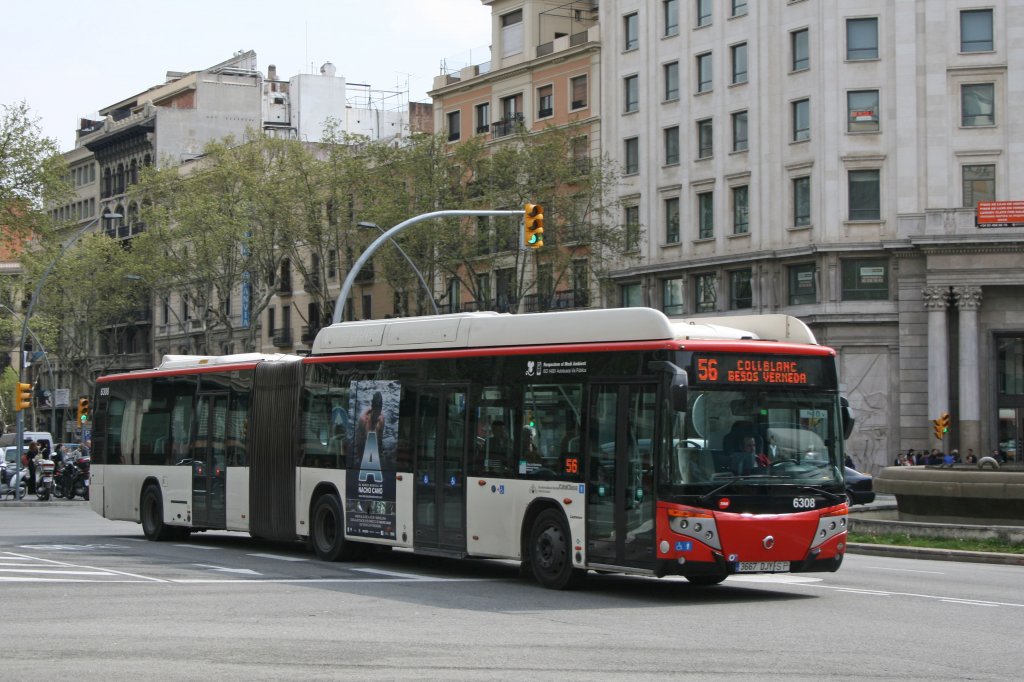 Auch Gelenkbusse kann man in Barcelona auf gewissen Strecken finden, hier ein Iveco-Irisbus/Castrosua CityClass CNG auf der Passeig de Grcia.