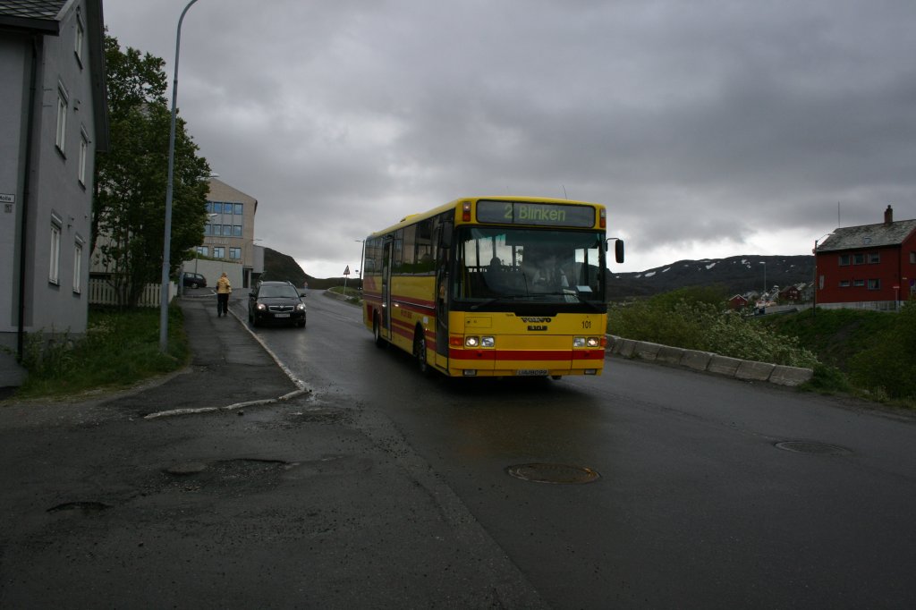 Auch die nrdlichste Stadt der Welt, Hammerfest, hat ihr eigenes Stadtbusnetz. Die Fahrzeuge werden ohne erkennbares System auf allen Linien eingesetzt, und es kommen auch eindeutige berlandwagen wie dieser Volvo/Vest B10B zum Einsatz. Aufnahme am 24.6.2010 oberhalb des Stadtzentrums. 