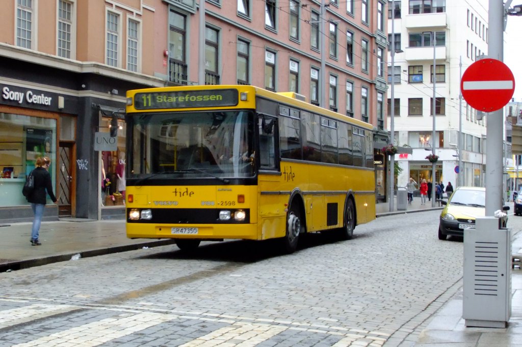 Auch in Skandinavien halten immer mehr Niederflurbusse Einzug. Doch noch kann keine Stadt eine komplett Niederflurige Flotte vorweisen. Dieser Volvo/Arna B10M in verkrzter Ausfhrung fr die Linie 11 drfte gut und gerne 15 Jahre auf dem Buckel haben... Aufnahme am 7.7.2010 unweit des grossen Fischmarktes. 