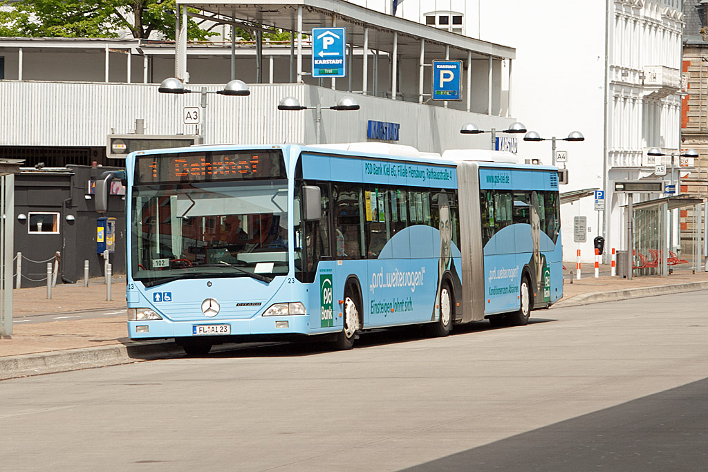 Auf dem Flensburger ZOB stand am 20. Mai 2007 der FL-AI 23 von Aktiv-Bus whrend eines Verkehrshaltes auf der Linie 1 zum Bahnhof.