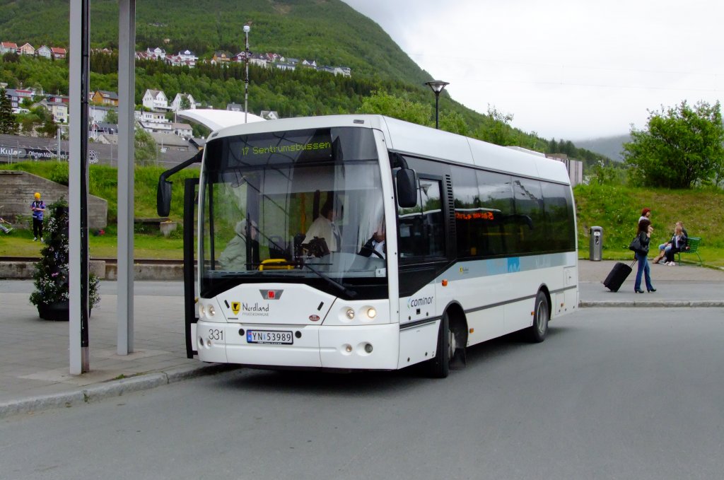 Auf dem Narviker Zentrumsbus kommt ein mir absolut unbekannter Midibustyp zum Einsatz. Wer kann weiterhelfen? (Aufnahme am 28.6.2010 am Busbahnhof). 