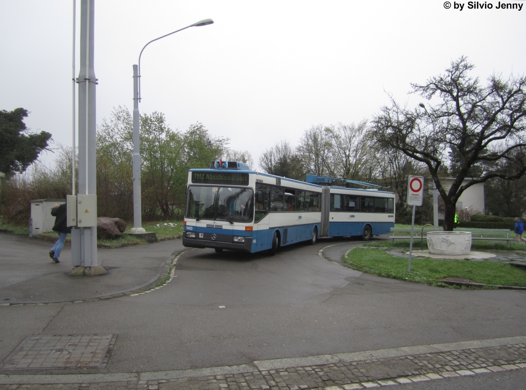 Auf dem Netz der Zrcher Trolleylinien sind einige Wendeschlaufen vorhanden, die meisten jedoch ohne Fahrleitung. VBZ Nr. 140 (Mercedes O405GTZ) am 21.4.2013 bei der Hst. Berghaldenstrasse.