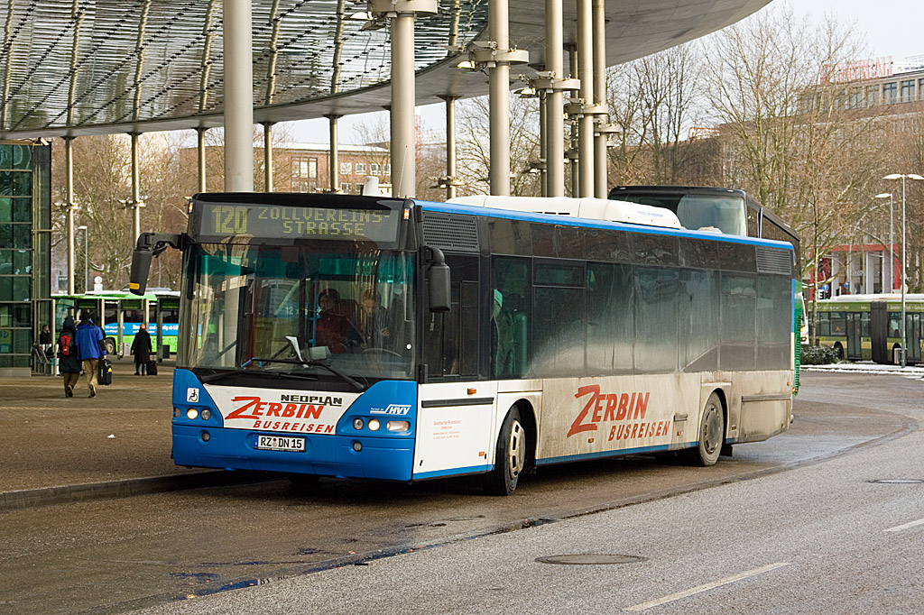 Auf dem ZOB in Hamburg stand am 8. Januar 2010 der RZ-DN 15 von Busunternehmen Zerbin zur Abfahrt im Auftrag VHH zur Zollvereinsstrae bereit.
