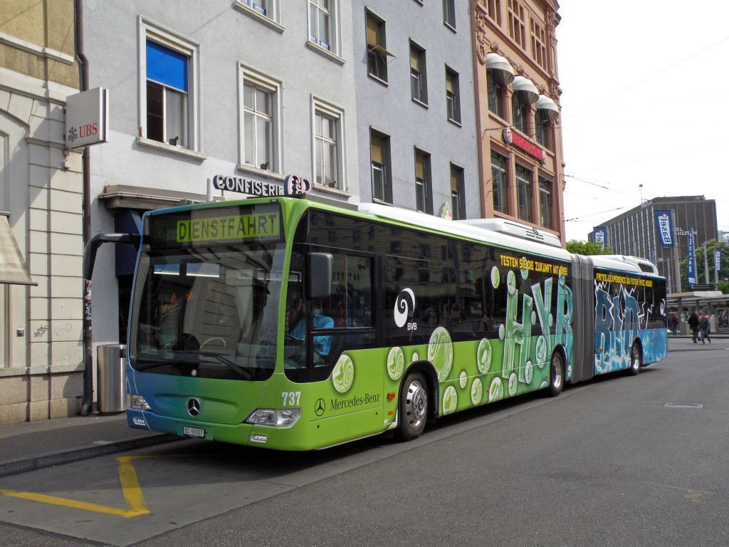 Auf einer Dienstfahrt macht der neue Hybrid Bus mit der Betriebsnummer 737 einen Halt auf der Endhaltestelle der Linie 30 am Bahnhof SBB in Basel. Die Aufnahme stammt vom 29.04.2011.