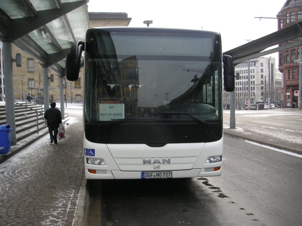 Auf diesem Foto ist ein ganz neuer MAN Lions City zu sehen. Wahrscheinlich ist das Fahrzeug eine Leihgabe fr Saar-Pfalz-Bus. Gefahren wurde der Bus als Linie R10 von Saarbrcken nach Blieskastel. Die Aufnahme des Fotos war am 12.10.2010 in Saarbrcken am Hauptbahnhof.