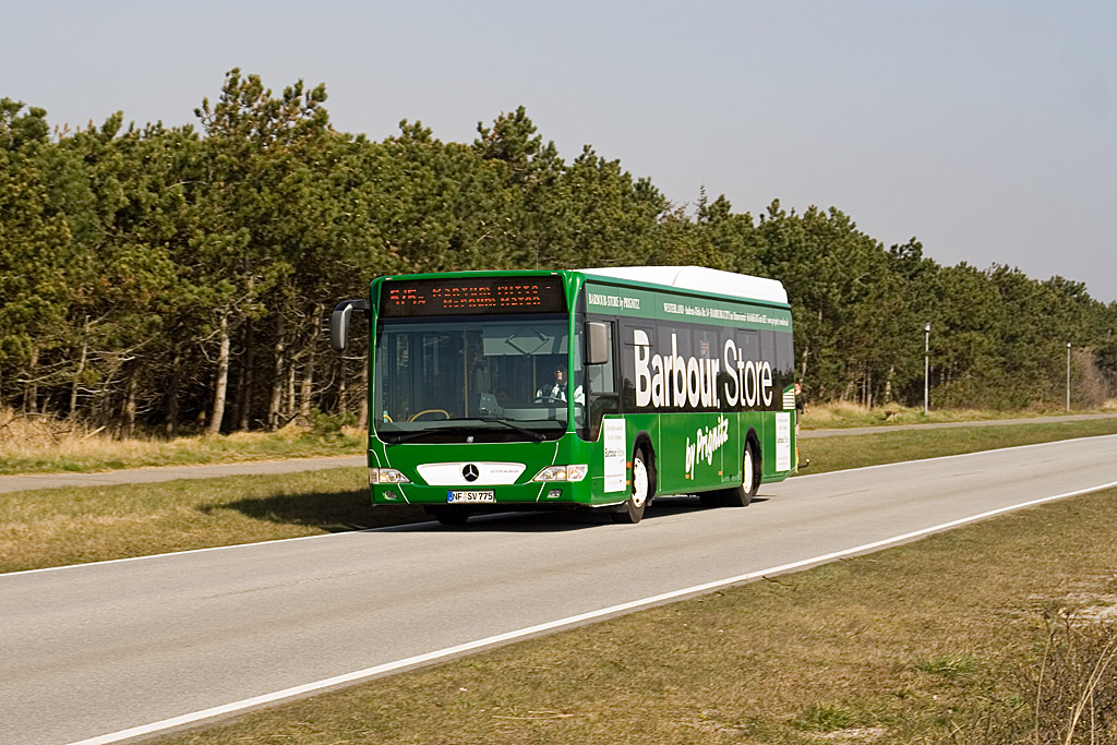 Auf der Direktbuslinie 5 war am 13. April 2008 der NF-SV 775 von List im Norden der Insel Sylt nach Hrnum im Sden der Insel Sylt unterwegs, als der Bus am Wldchen in Norden von Rantum vorbei kommt.