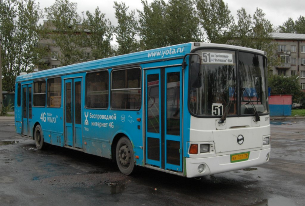 Auf einem Parkplatz machen die Linienbusse von St. Petersburg ihre Pause. Aufgenommen am 20.09.2010.