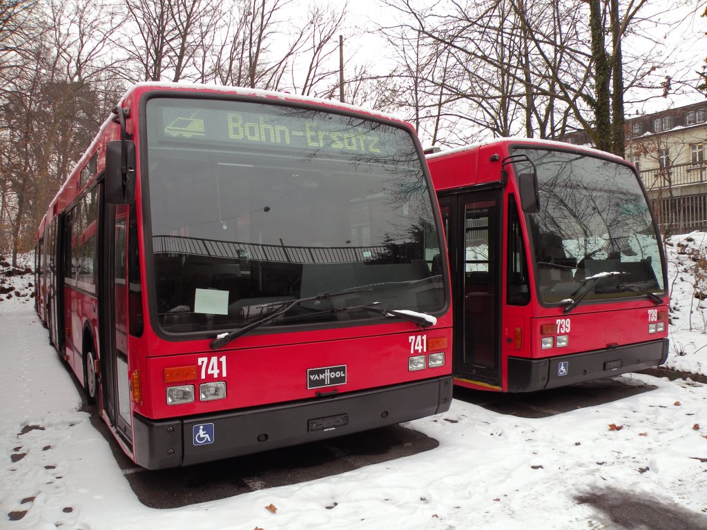 Auf einem Parkplatz in der Nhe des Zeughauses Basel stehen drei Van Hool von Bernmobil. 741 (ex Bernmobil 246) und 739 (ex Bernmobil 242). Die Aufnahme stammt vom 13.02.2012.