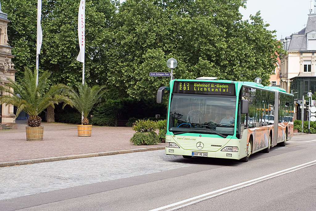 Auf der Hauptbuslinie, der Linie 201, war am 4. Juni 2007 der BAD-ME 100 nach Lichtental unterwegs, wo der Bus auf dem Betriebshof wendet. Der Bus kam aus Rastatt, wo der Bus bis zum Bahnhof in Baden-Baden auf der Linie 212 unterwegs war und ab dem Bahnhof Baden-Baden hat der Bus auf die 201 gewechselt ist. Der Bus hat hat gerade die Bushaltestelle am Festspielhaus / Alter Bahnhof verlassen um in den Osten von Baden-Baden weiterfahren zu knnen.