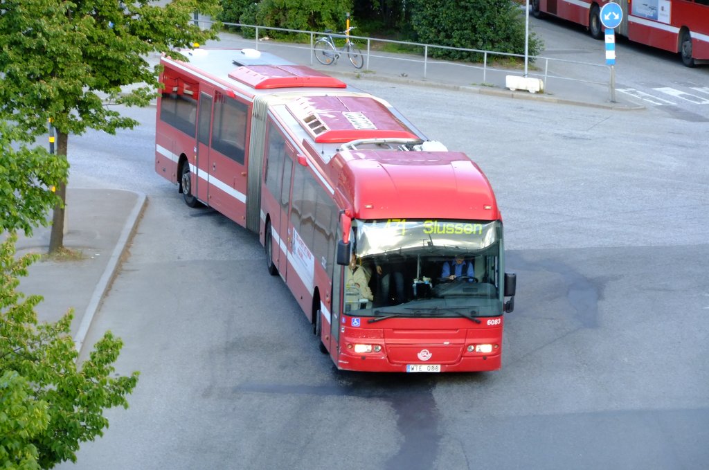 Auf den längeren Linien kommen die roten Wagen zum Einsatz, so auch dieser bereits etwas ältere Gelenkbus Typ Volvo 8500, aufgenommen am 15.6.2010 am Slussen. 