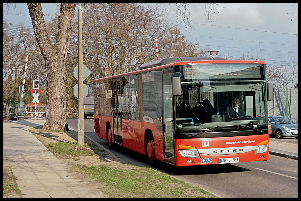 Auf der Linie 429 ist der Setra der Fa. Busverkehr Oder-Spree GmbH, an der DB Regio AG mit 51% beteiligt ist, am Bahnbergang kurz hinter dem Regionalbahnhof unterwegs (Erkner 06.04.2010)