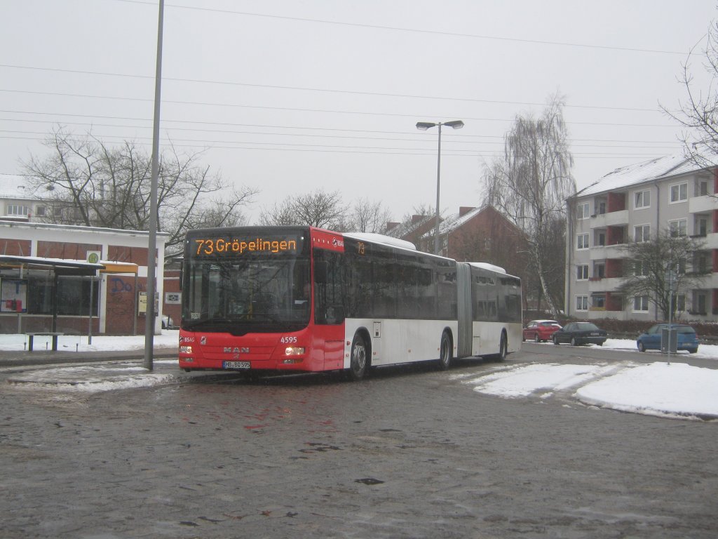 Auf der Linie 73 steht wagen 4595 an der End un Starthaltestelle Helsingborger Platz in Marel und wartet auf Fahrgste bevor er nach Grpelingen zurckfhrt. 