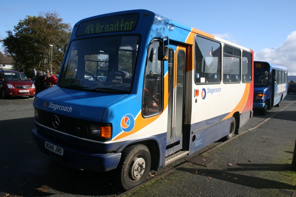 Auf der Nebenlinie von Broadford nach Elgin auf der schottischen Isle of Skye fahren diese kleinen Mercedes-Benz Fahrzeuge wie der M348JBO von  Stagecoach on Skye  (MB/Alexander 709D, 1994). Der Wagen ist am 6.10.2009 mittags soeben aus Elgin zurckgekehrt. 