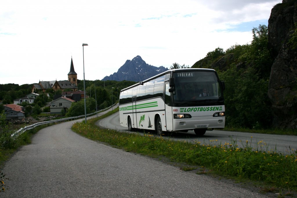 Aufgrund der verschiedenen Vorgngerunternehmen ist der Veolia-Fahrzeugpark auf den Lofoten recht vielfltig. Im Bild ist ein lterer Volvo-Reisebus mit Vest-Aufbau bei Kabelvg Richtung Svolvr unterwegs. 29.6.2010. 