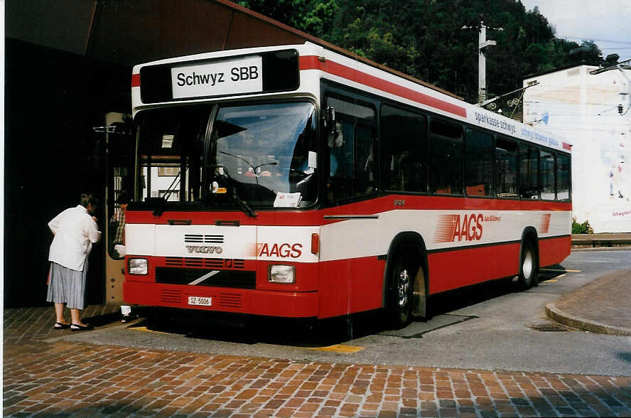 Aus dem Archiv: AAGS Schwyz Nr. 6/SZ 5006 Volvo/R&J am 19. Juli 1999 Schwyz, Bahnhof