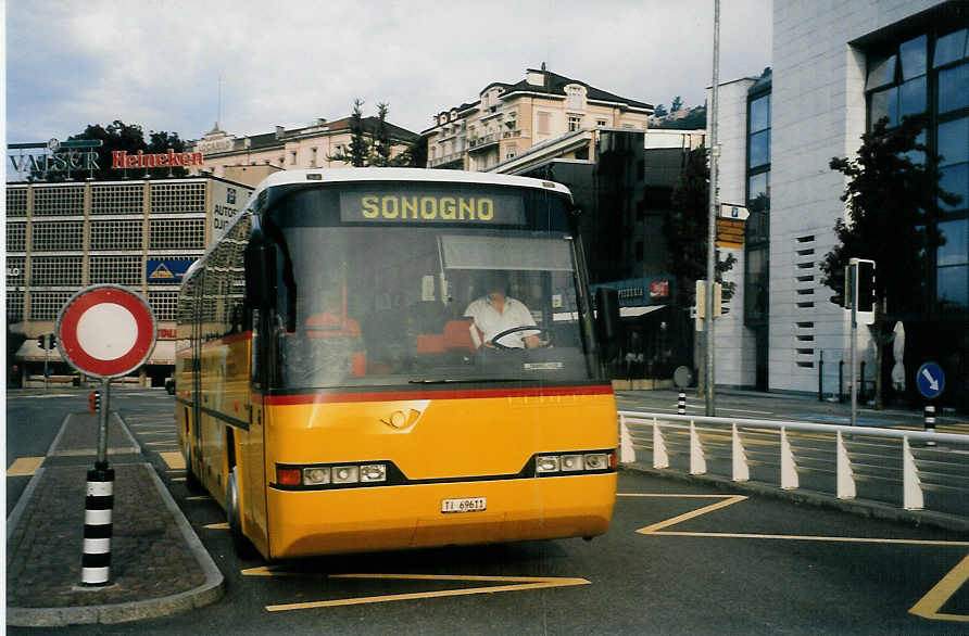 Aus dem Archiv: Chiesa, Minusio - TI 69'611 - Neoplan am 14. Juli 1998 beim Bahnhof Locarno