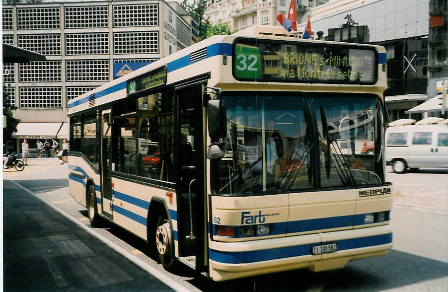 Aus dem Archiv: FART Locarno - Nr. 82/TI 308'882 - Neoplan am 13. Juli 1998 beim Bahnhof Locarno