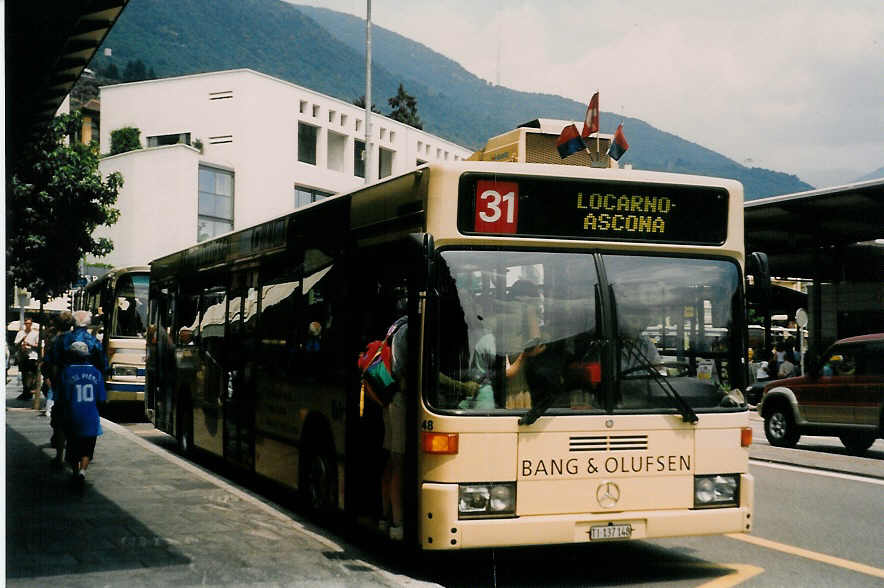 Aus dem Archiv: FART Locarno - Nr. 48/TI 137'148 - Mercedes O 405N am 13. Juli 1998 beim Bahnhof Locarno (mit Vollwerbung fr  Bang&Olufsen )