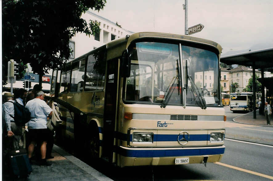 Aus dem Archiv: FART Locarno - Nr. 57/TI 58'657 - Mercedes/Vetter O 303 am 13. Juli 1998 beim Bahnhof Locarno