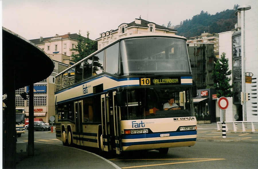 Aus dem Archiv: FART Locarno - Nr. 104/TI 101'104 - Neoplan am 14. Juli 1998 beim Bahnhof Locarno