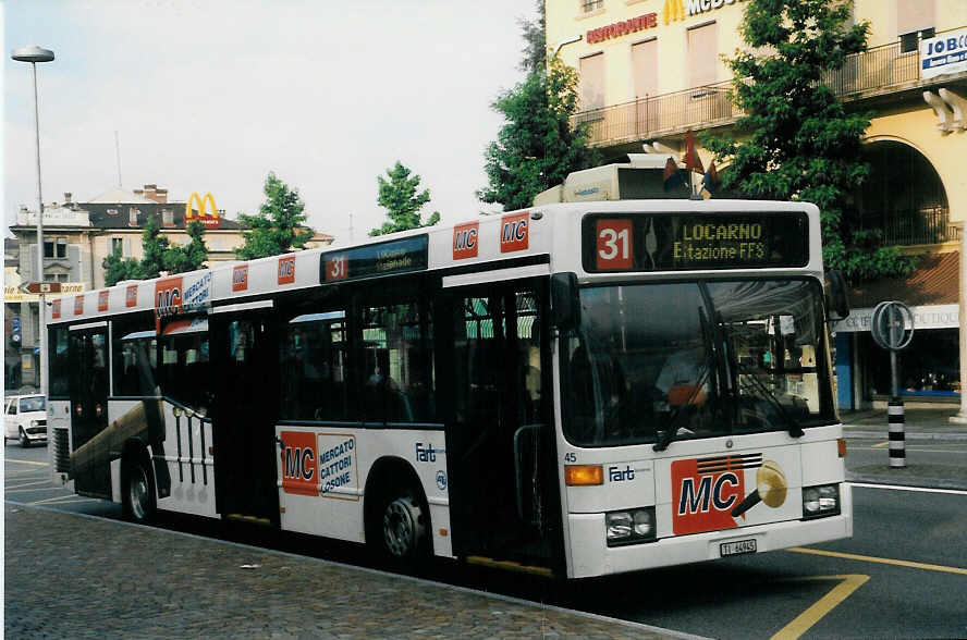 Aus dem Archiv: FART Locarno - Nr. 45/TI 64'945 - Mercedes O 405N am 14. Juli 1998 beim Bahnhof Locarno (mit Vollwerbung fr  Mercato Cattori )