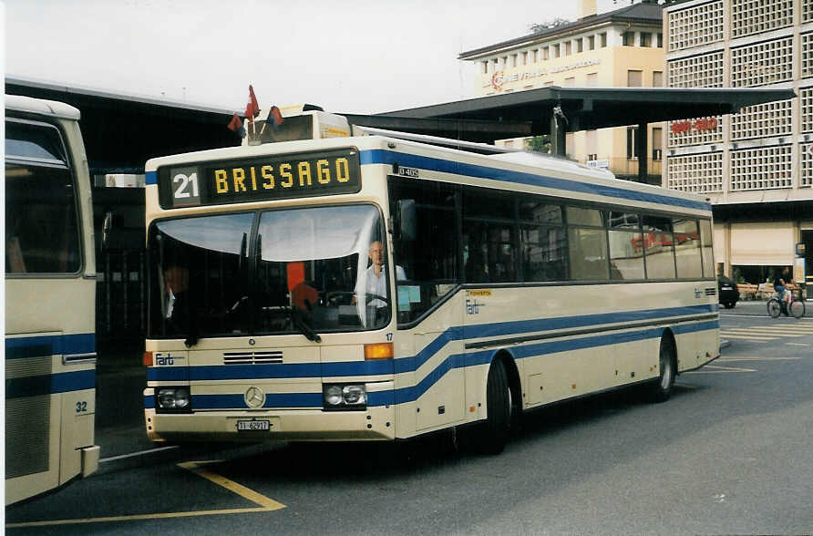 Aus dem Archiv: FART Locarno - Nr. 17/TI 62'917 - Mercedes O 405 am 14. Juli 1998 beim Bahnhof Locarno