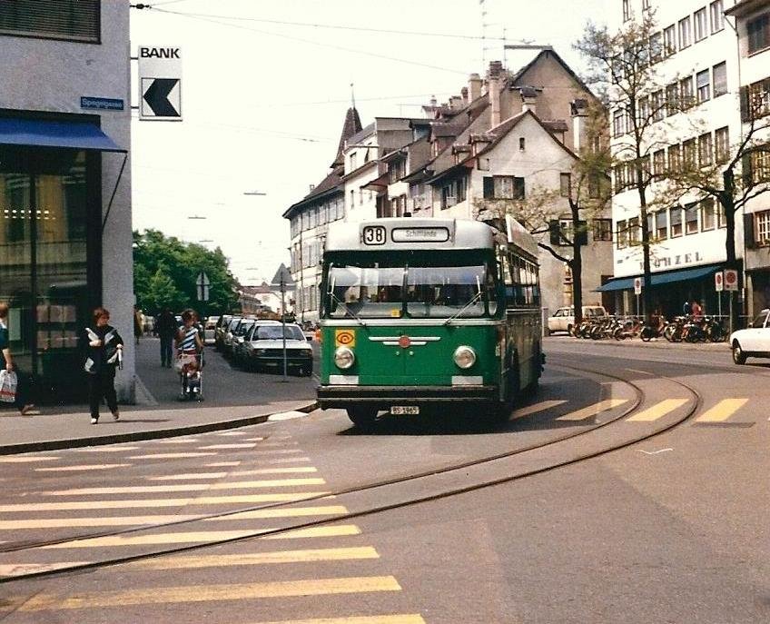 Aus dem Archiv: FBW Autobus mit der Betriebsnummer 65 auf der Linie 38 fhrt Richtung Endhaltestelle Schifflnde. Die Aufnahme stammt vom August 1985.