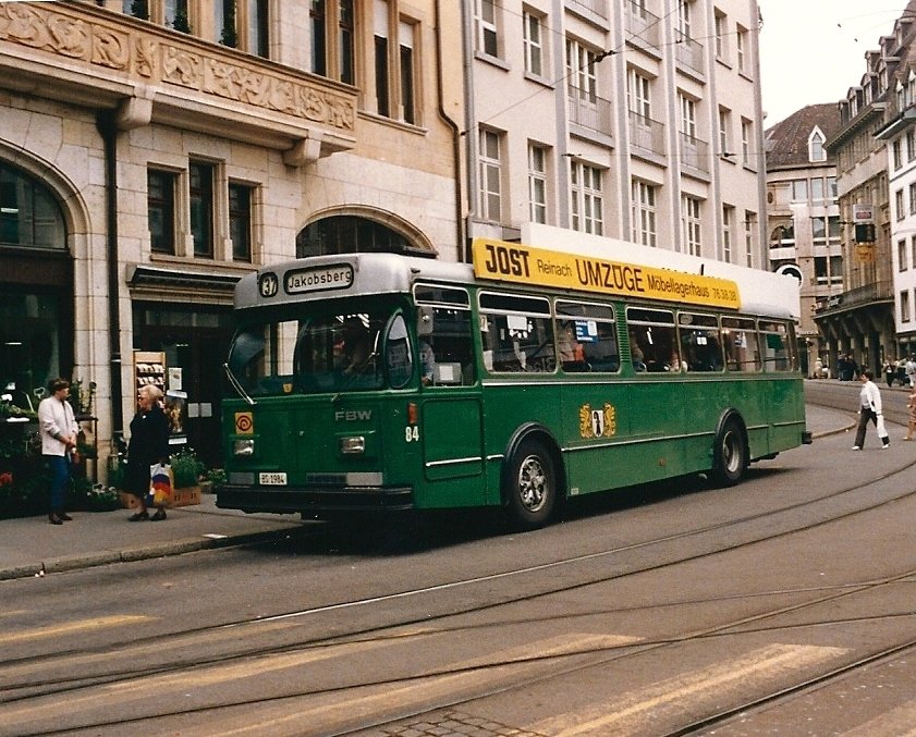 Aus dem Archiv: FBW Autobus mit der Betriebsnummer 84 auf der Linie 37 an der damaligen Endhaltestelle Schifflnde. Die Aufnahme stammt vom Juni 1985.