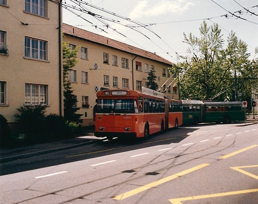Aus dem Archiv: FBW Trolleybus mit der Betriebsnummer 912 an der Endhaltestelle Habermatten. In 2er Position ein Trolleybus aus der Serie 901-910. Die Aufnahme stammt vom Juni 1985.