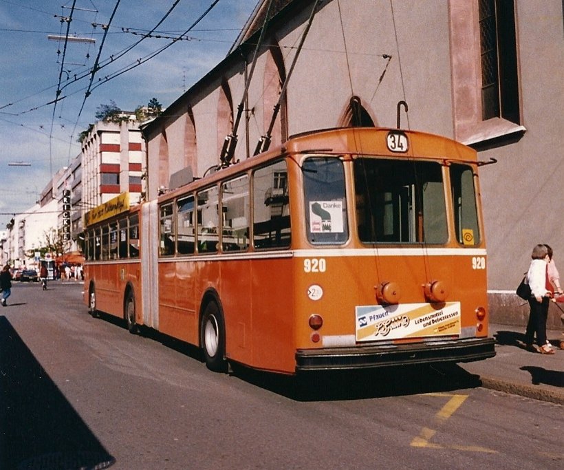 Aus dem Archiv: FBW Trolleybus mit der Betriebsnummer 920 an der Endhaltestelle Claraplatz auf der Linie 34. Die Aufnahme stammt vom August 1985.